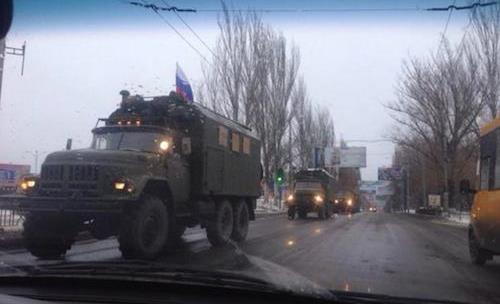 В Донецк зашла большая колонна военных грузовиков под российскими триколорами