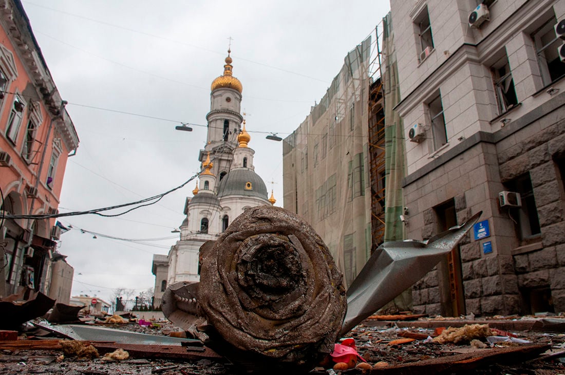 Громкие взрывы в Харькове: часть города обесточена, "воет" сирена