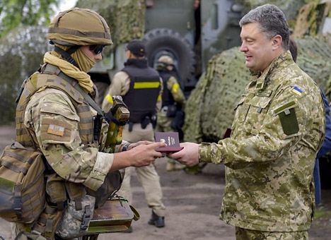 Порошенко наградил почти 3,5 тысяч бойцов за участие в АТО