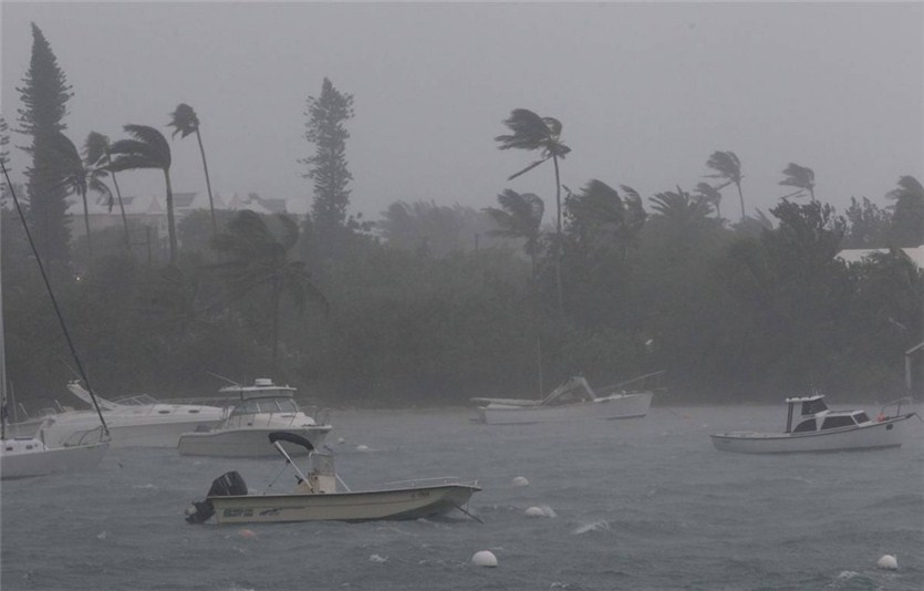 На Бермудские острова обрушился мощный ураган