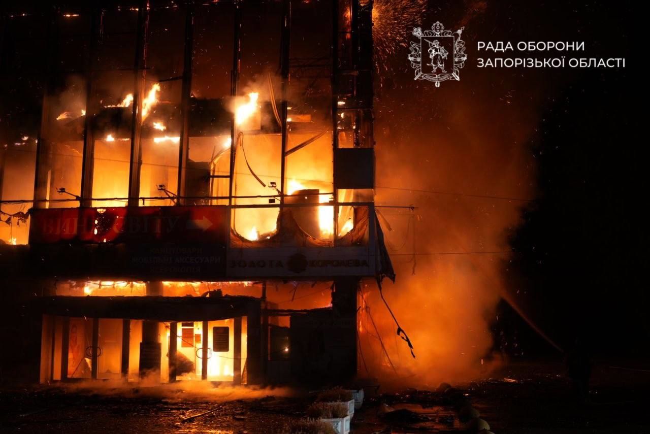 Под атакой учебные заведения и ТЦ: Россия нанесла серию ударов по Запорожью