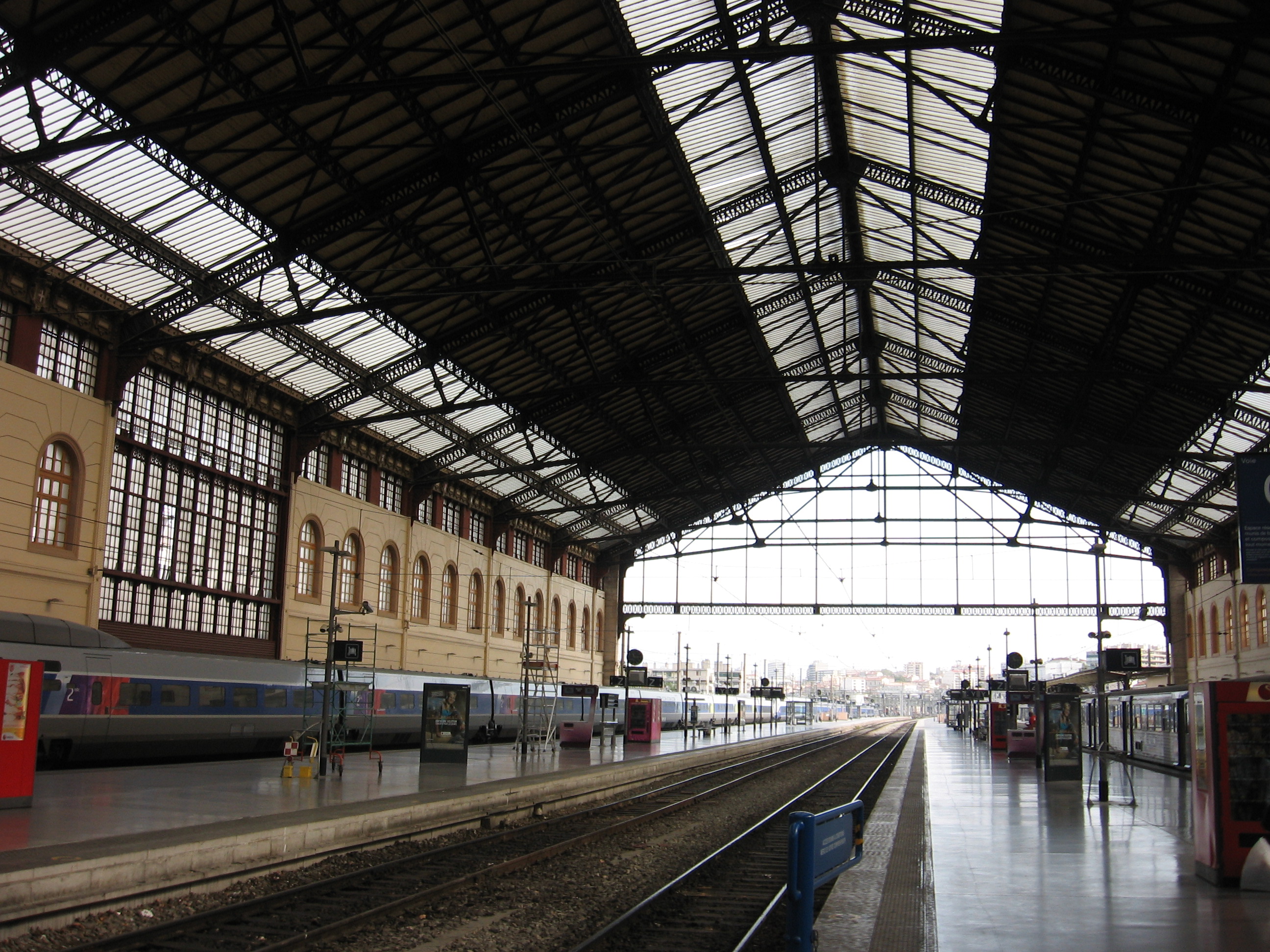 ​Из-за подозрительного чеченца с электроприборами в Марселе эвакуировали весь железнодорожный вокзал