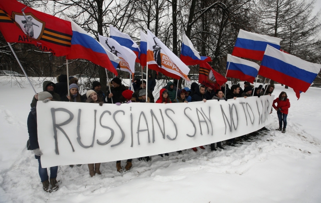 Российское "быдло" в Москве вышло на акцию против НАТО: активисты протеста поразили незнанием того, что такое Североатлантический альянс, и угрожали ракетами
