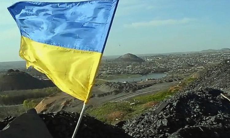 Боевики ЛНР: стелу на въезде в Луганск красят в желто-голубые цвета, Плотницкий сдает город