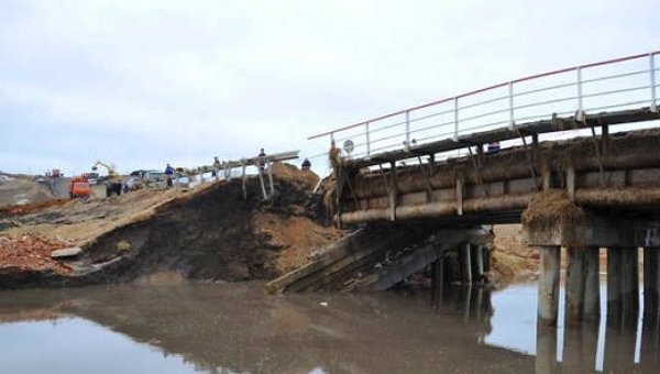 В Станице Луганской боевики строят мост на подконтрольной Киеву территории