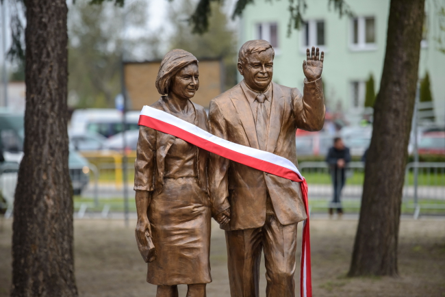 Ярослав Качиньский в Польше открыл памятник погибшему в России брату - экс-президенту Польши Леху Качиньскому и его супруге