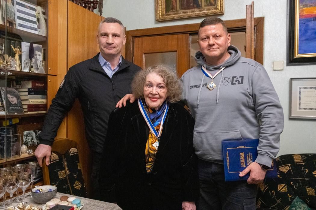 ​Залужный и Лина Костенко получили почетное звание: появились кадры