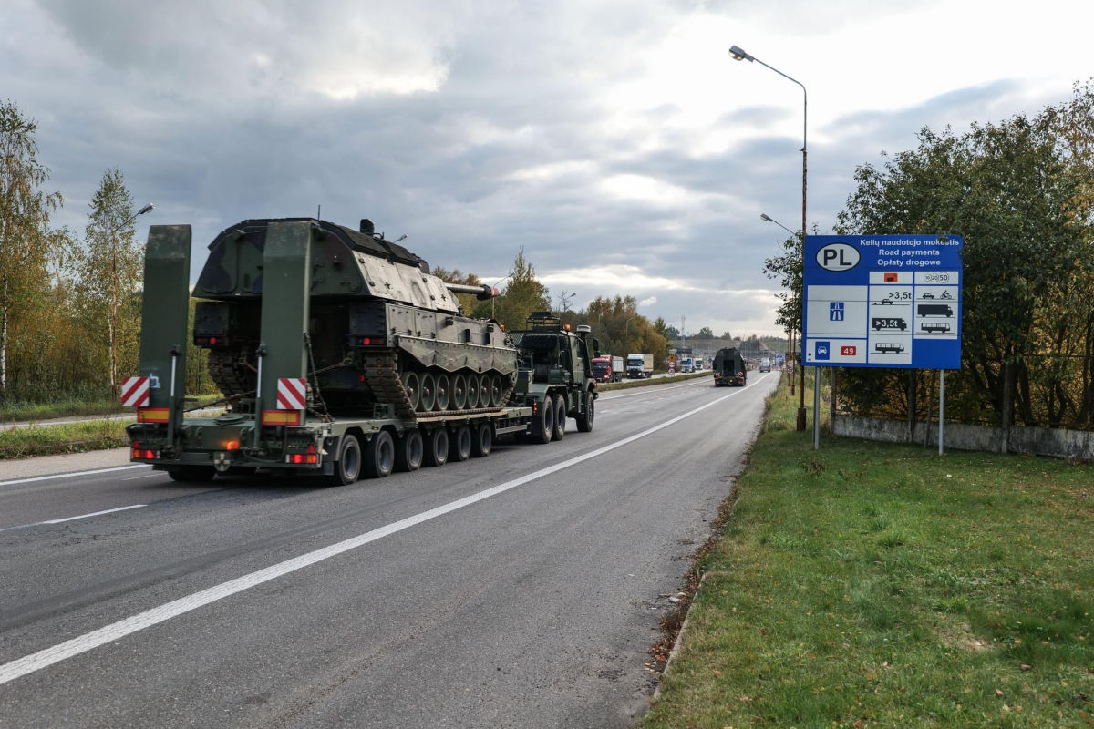 "Едут на поле боя", – министр обороны Литвы показал PzH2000 по дороге в Украине