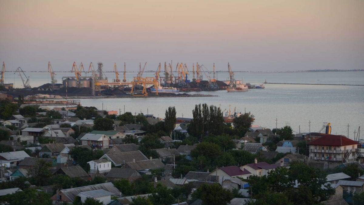 В порту захваченного Бердянска прогремели взрывы: поднимаются клубы черного дыма