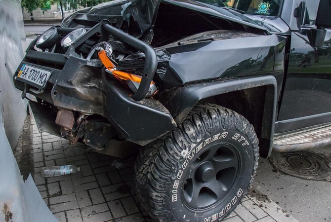 В Киеве пьяный водитель влетел в пиццерию, бросил авто с раненой женой и детьми и сбежал