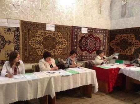Уютное Закарпатье: соцсети вовсю обсуждают "ковровый" избирательный участок