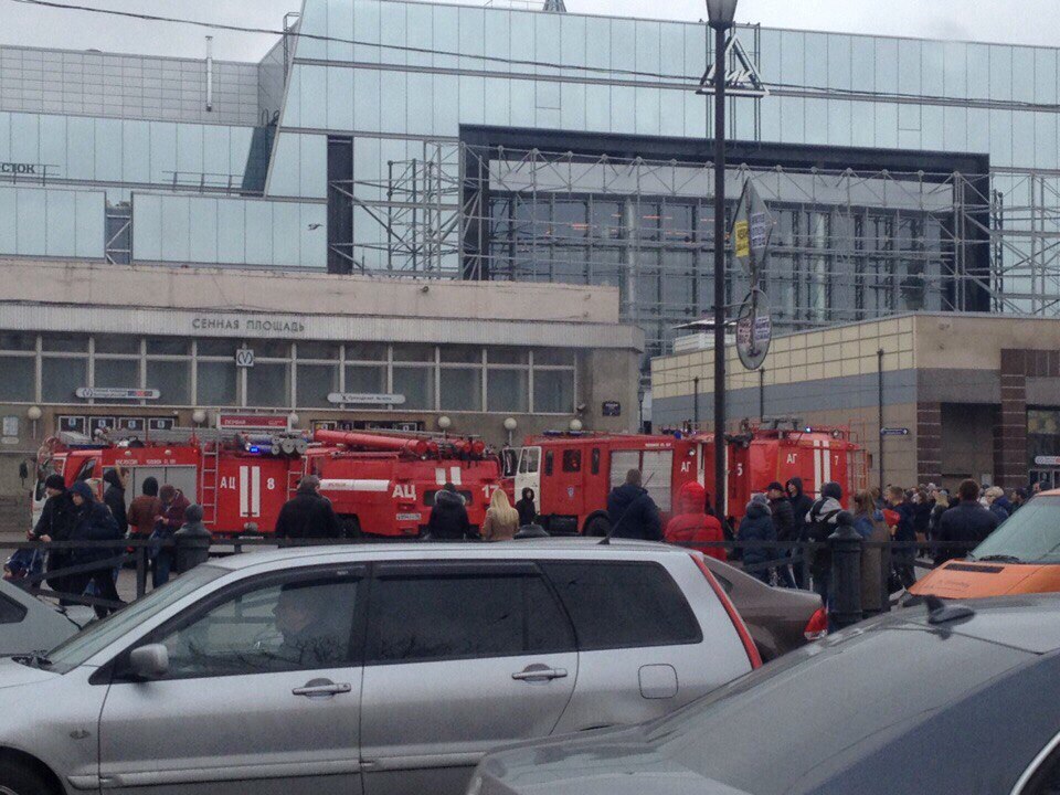 Питерцы в жуткой панике: после смертельных взрывов в метро в городе массово отключают мобильную связь, с перебоями работает Интернет