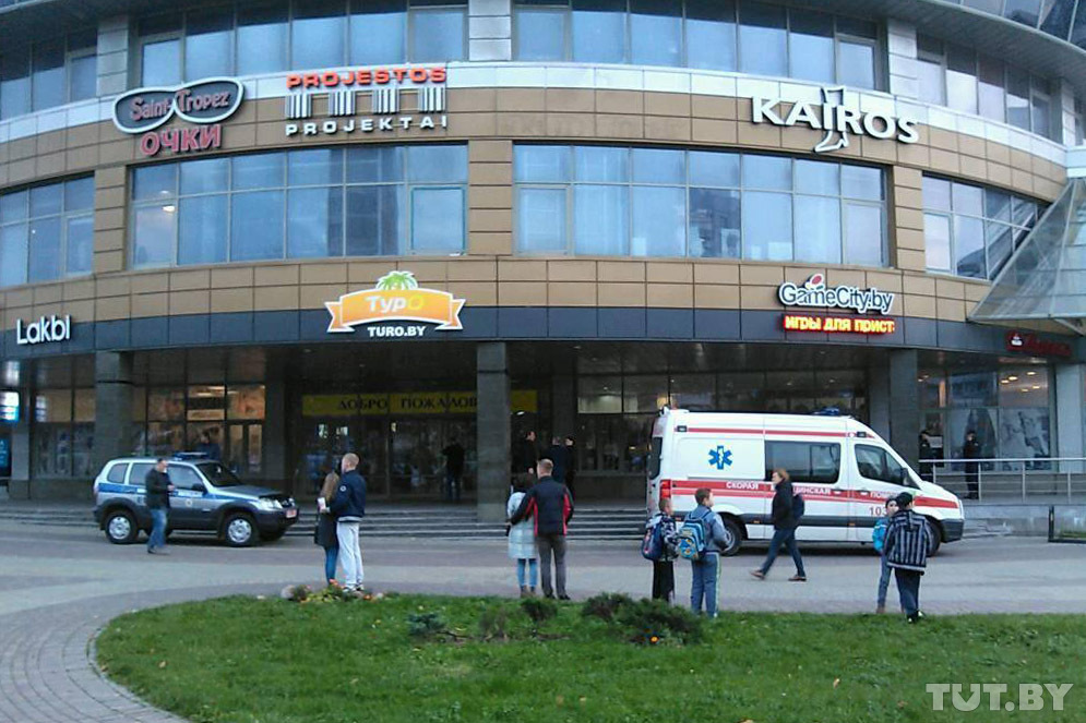 Нападение на посетителей ТЦ в Минске: первой жертвой убийцы стала работница кафе, ее подруга с ранеными руками  выжила (кадры)