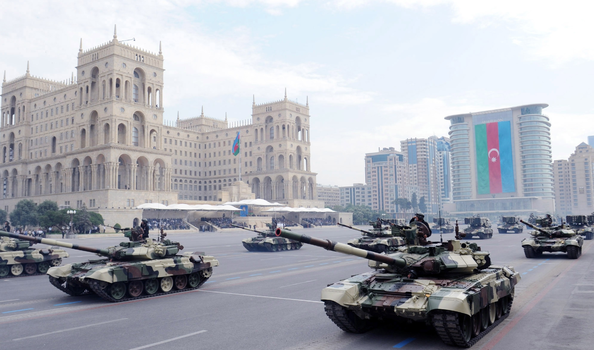 Баку объявил военное положение и частичную мобилизацию из-за обострения в Карабахе