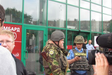 В Мариуполе вооруженные люди оцепили ТЦ "Обжора". Сотрудники заблокированы в здании