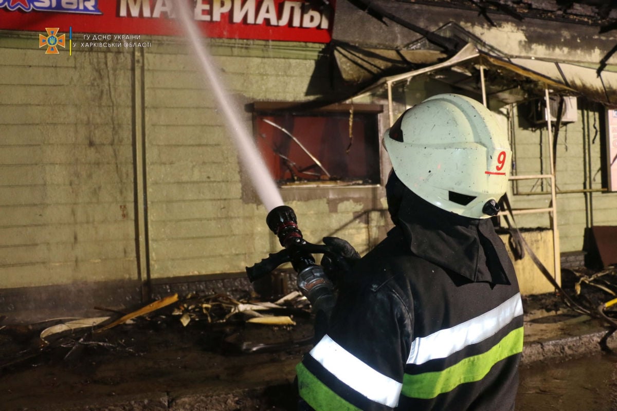 Масштабный пожар на складе в Харькове: пламя тушили восемь часов 