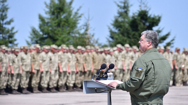 ​"Решение принято", - Порошенко пообещал увеличить зарплаты бойцам АТО, которые героически сдерживают российскую агрессию на Донбассе - кадры