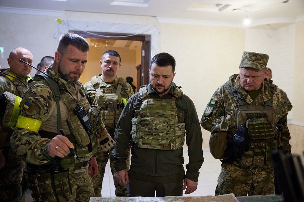 ​Зеленский внезапно приехал в Харьковскую область и встретился с военными 