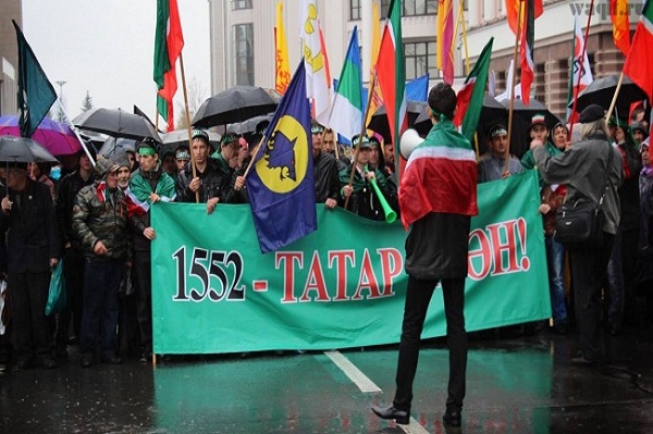 В Татарстане школьникам раздали "сепаратистские" учебники - соцсети откликнулись: "Дак чо, может, референдум?" - кадры