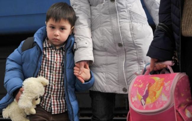 В МЧС рассказали, сколько людей выехали из оккупированного Донбасса и Крыма