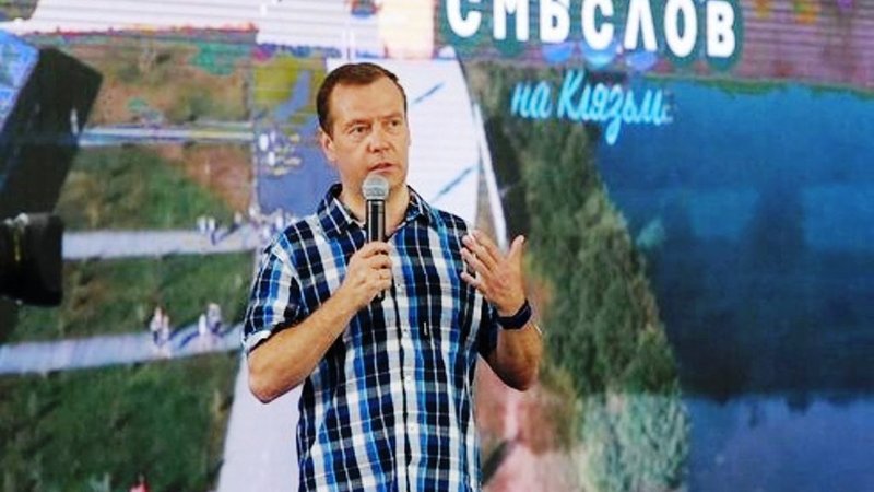 "Человек живет в своем мире и на население ему плевать". В Сети стремительно растет число подписей за отставку премьера Медведева