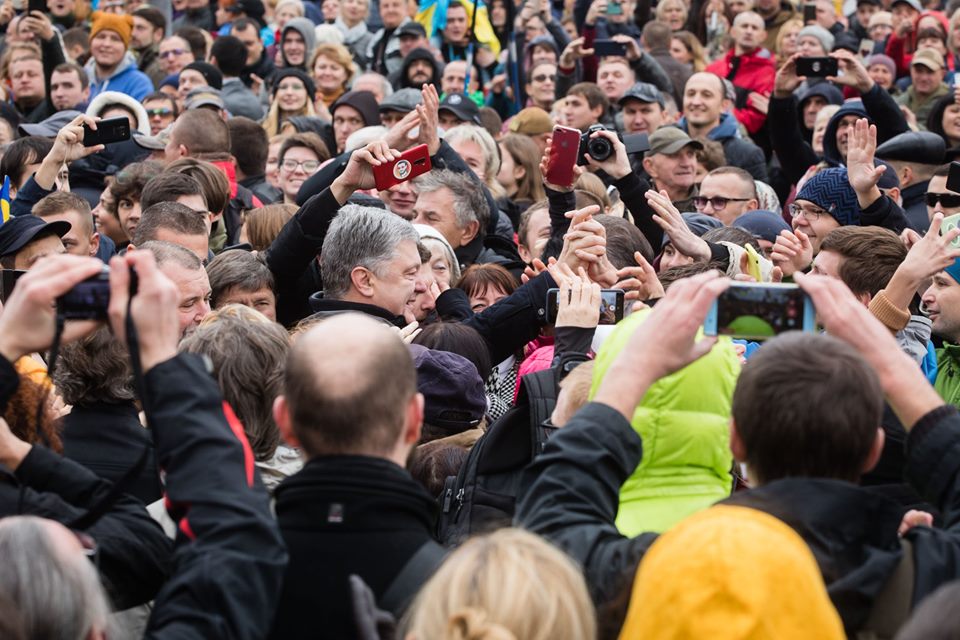 ​Порошенко появился на Вече на Майдане - появилось видео, как экс-президента встретил народ