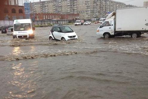 Потоп в Челябинске: Водная пучина поглотила весь автотранспорт и жилые дома