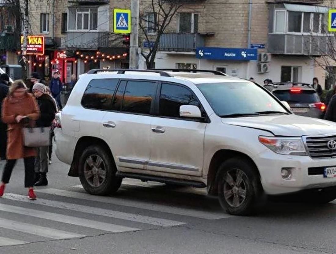 В Харькове на месте ДТП с подростками сбили полицейского - подробности
