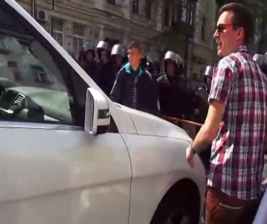 Пьяный водитель "Мерседеса" пытался наехать на кордон милиции у АП, где проходил саммит ЕС-Украина