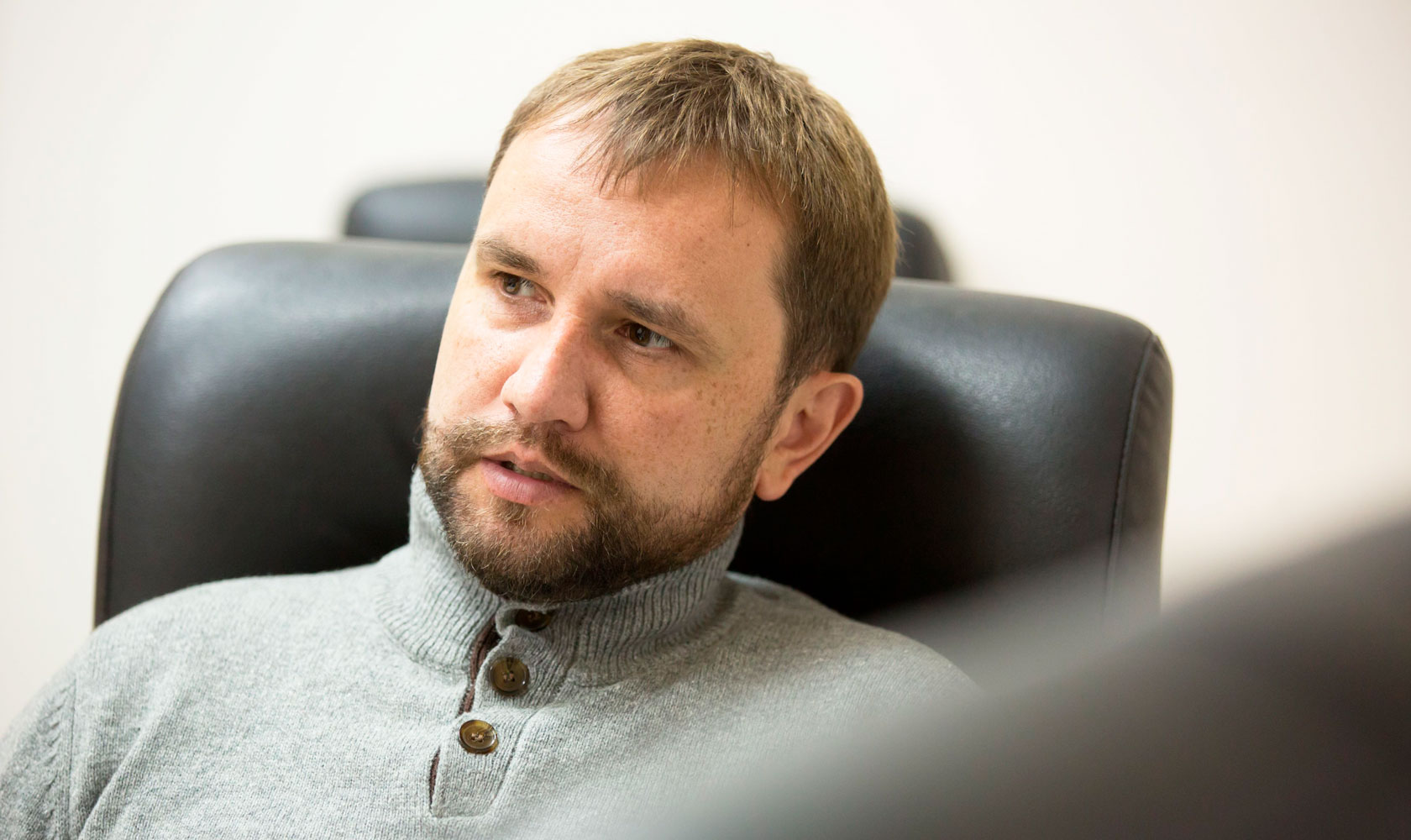 Вятрович предложил запретить шансон и сериалы в украинских маршрутках: детали