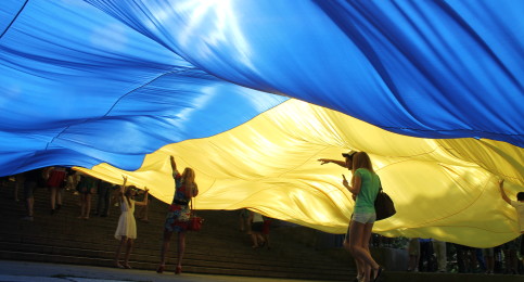 В Мариуполе развернут самый большой украинский флаг