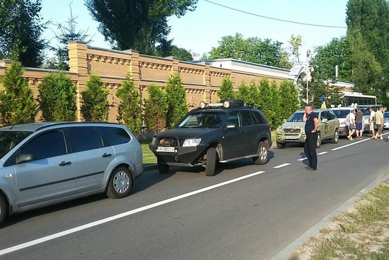 "Айдар" приехал к дому Порошенко: активисты требуют ускорить рассмотрение дела Лыхолита