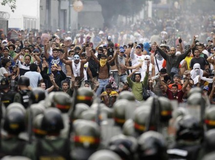 В Венесуэле продолжаются акции против политики власти