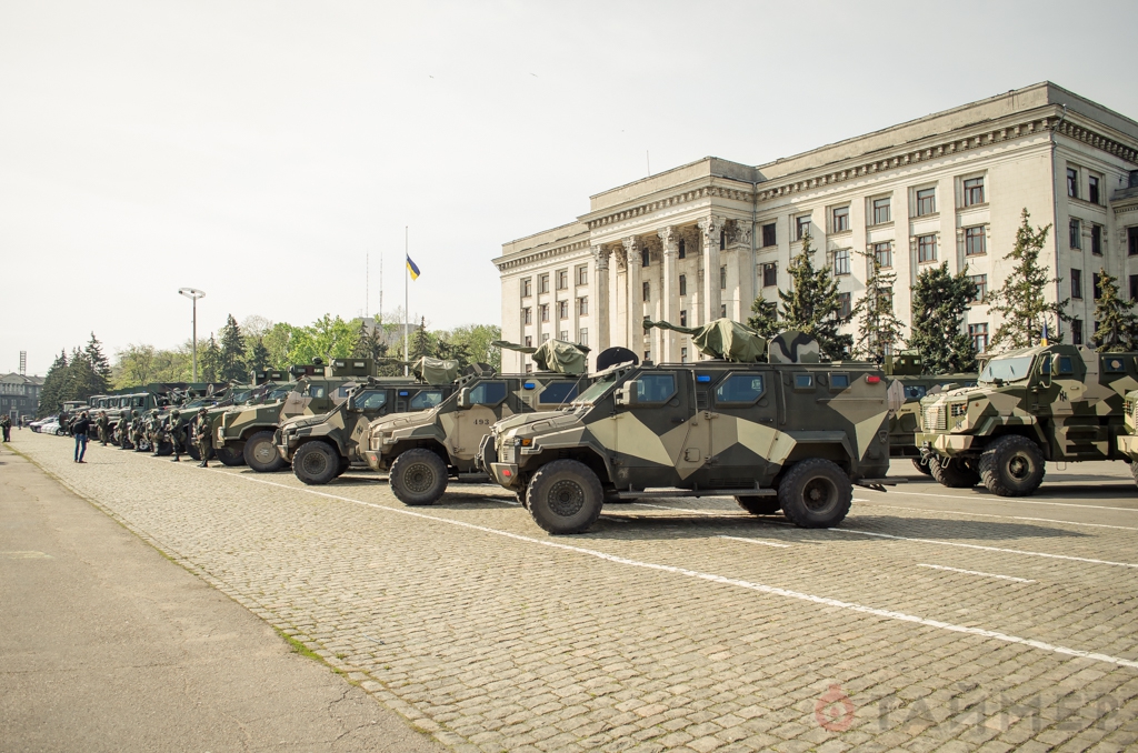 Более 1000 силовиков с военной техникой взяли под контроль Куликово поле в Одессе для противодействия террористическим провокациям