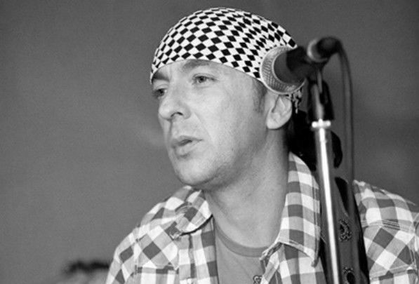 В России зверски убили рок-музыканта Александра Чижикова: исколотый труп певца бросили прямо на улице