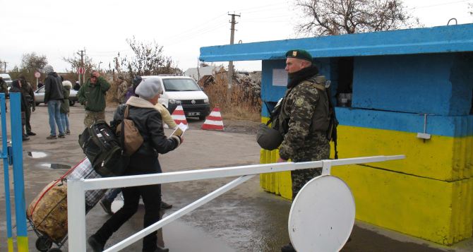 ​Боевики обстреляли КПП “Станица Луганская” – снаряд попал в вагончик фискальной службы – Тука