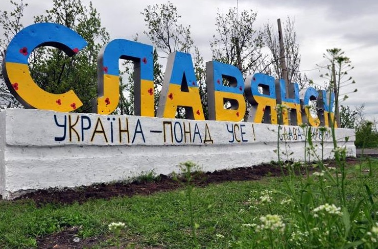"Пришли непонятные "освободители" и освободили меня от того, что было", – жители Донбасса признались, как изменилась их жизнь за 3 года, - кадры 