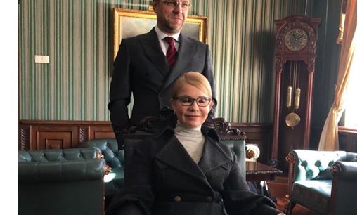 Тимошенко закрыла глаза и получила удовольствие, когда Власенко стал за ее спиной - подробности личной встречи "коллег" по работе