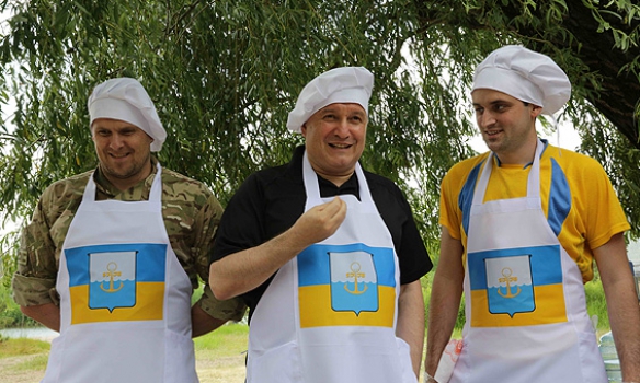 "Супчик от министра": Аваков в Мариуполе ради благотворительности стал поваром 