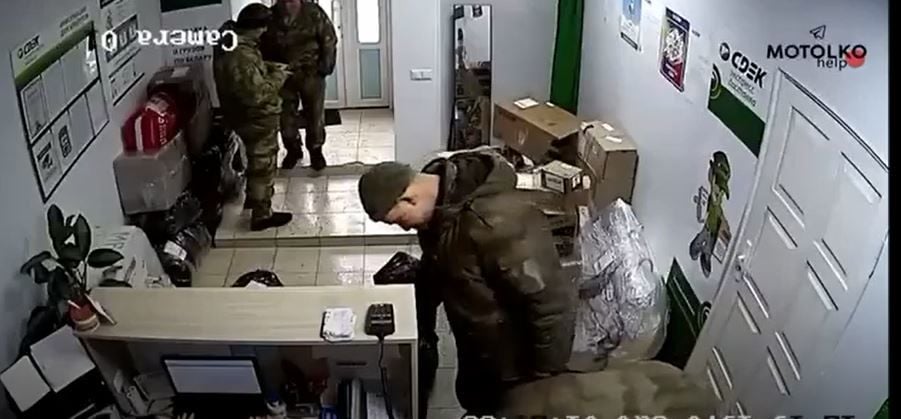 ​В Беларуси толпа российских солдат штурмует службы доставки, чтобы отправить в РФ награбленное в Украине