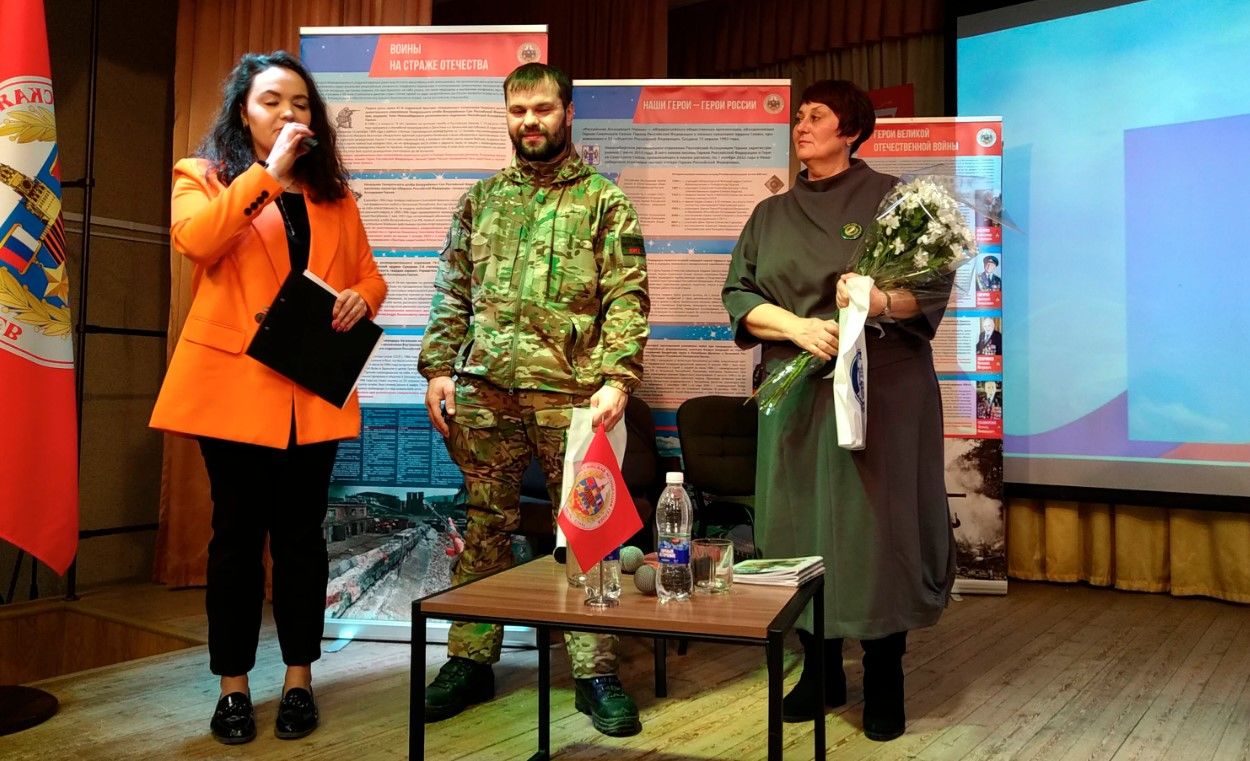 В РФ устраивавшего оргии с подростками педофила-убийцу отправили в турне по школам как "героя штурма Бахмута"