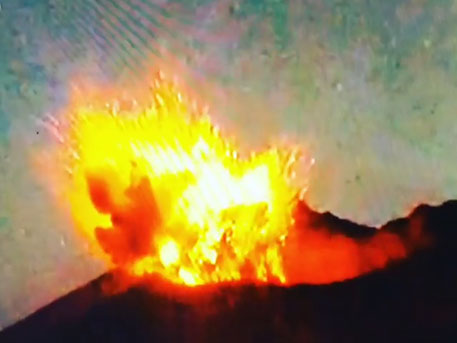 Завораживающая опасность: в Японии недалеко от АЭС извергается вулкан