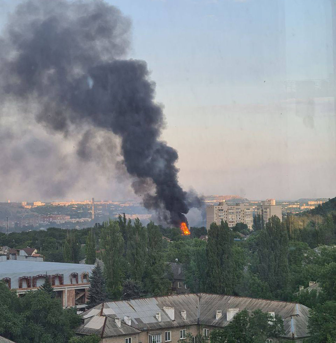 В центре Донецка горит и взрывается еще один склад артиллерии оккупантов РФ
