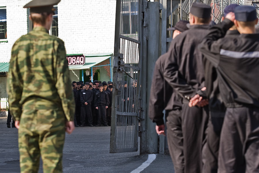 В Луганске освободившихся из мест лишения свободы забирают воевать 