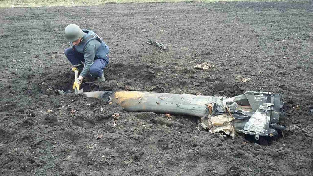 В Балаклее снова взрываются боеприпасы: Минобороны срочно привлекает танки, появились новые фото с места масштабной трагедии