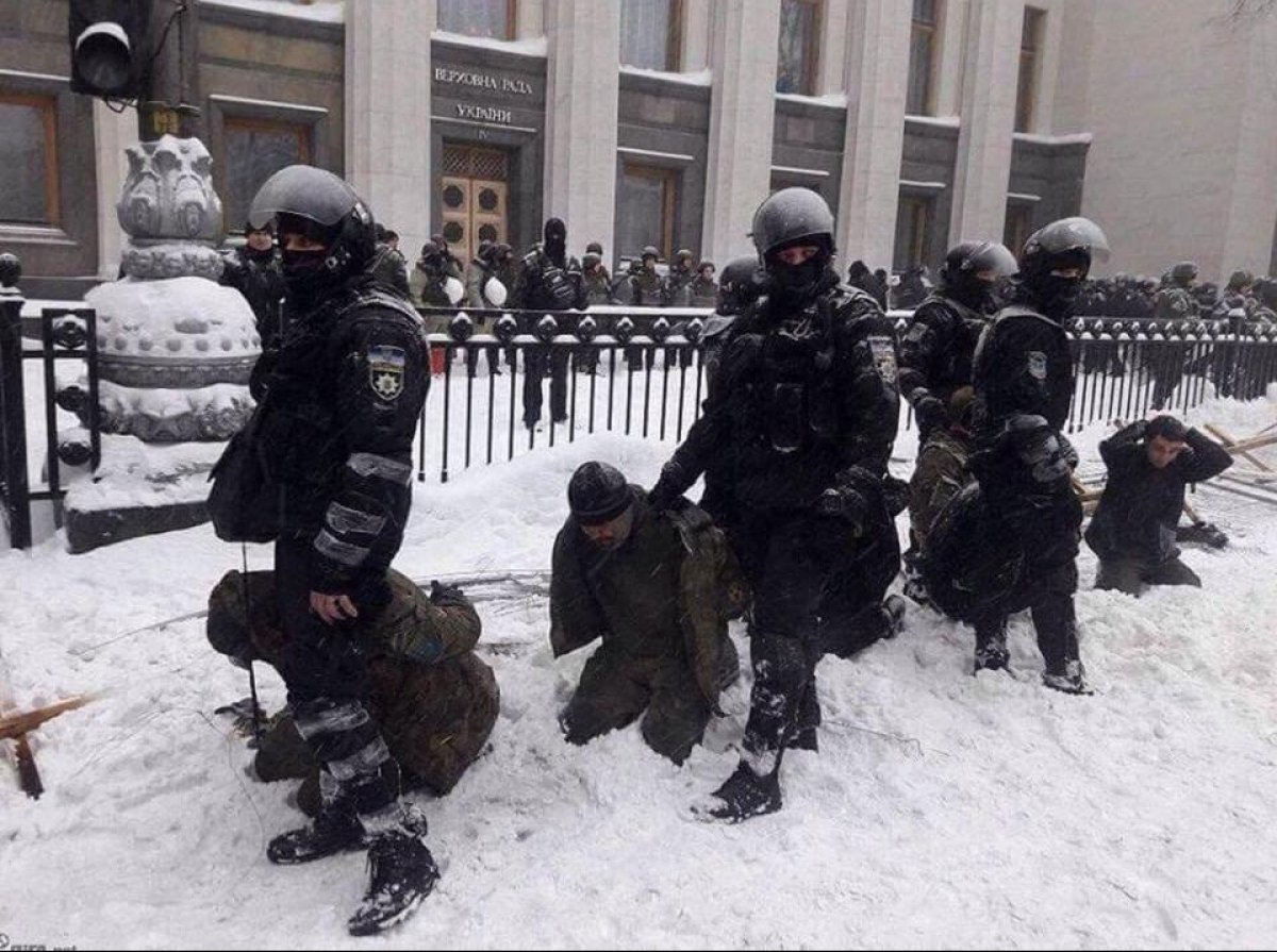 Аресты под Радой: в МВД объяснили, почему ставили митингующих Саакашвили на колени в ходе ареста