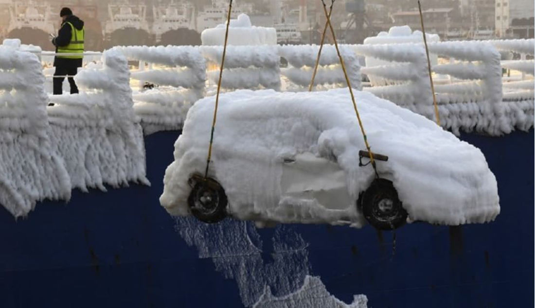 Корабль привез во Владивосток обледеневшие машины: видео из салона авто