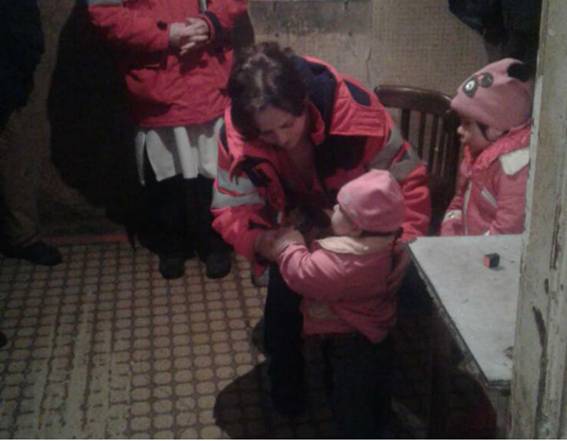 В Донецкой области горе-мать обрекла своих маленьких дочек на голодную и холодную смерть: опубликованы фото  