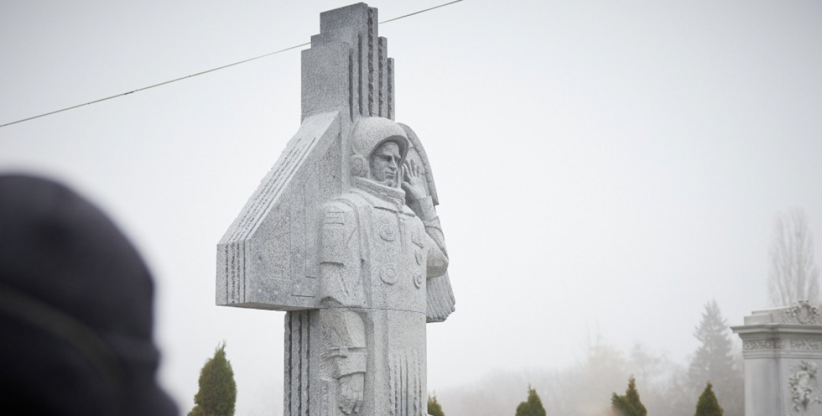В Киеве появился памятник на могиле Леонида Каденюка: "Украина начала выполнять свои обязательства"