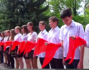 Ад в ДНР: Детей насильно заставляют вступать в пионерскую организацию (видео)